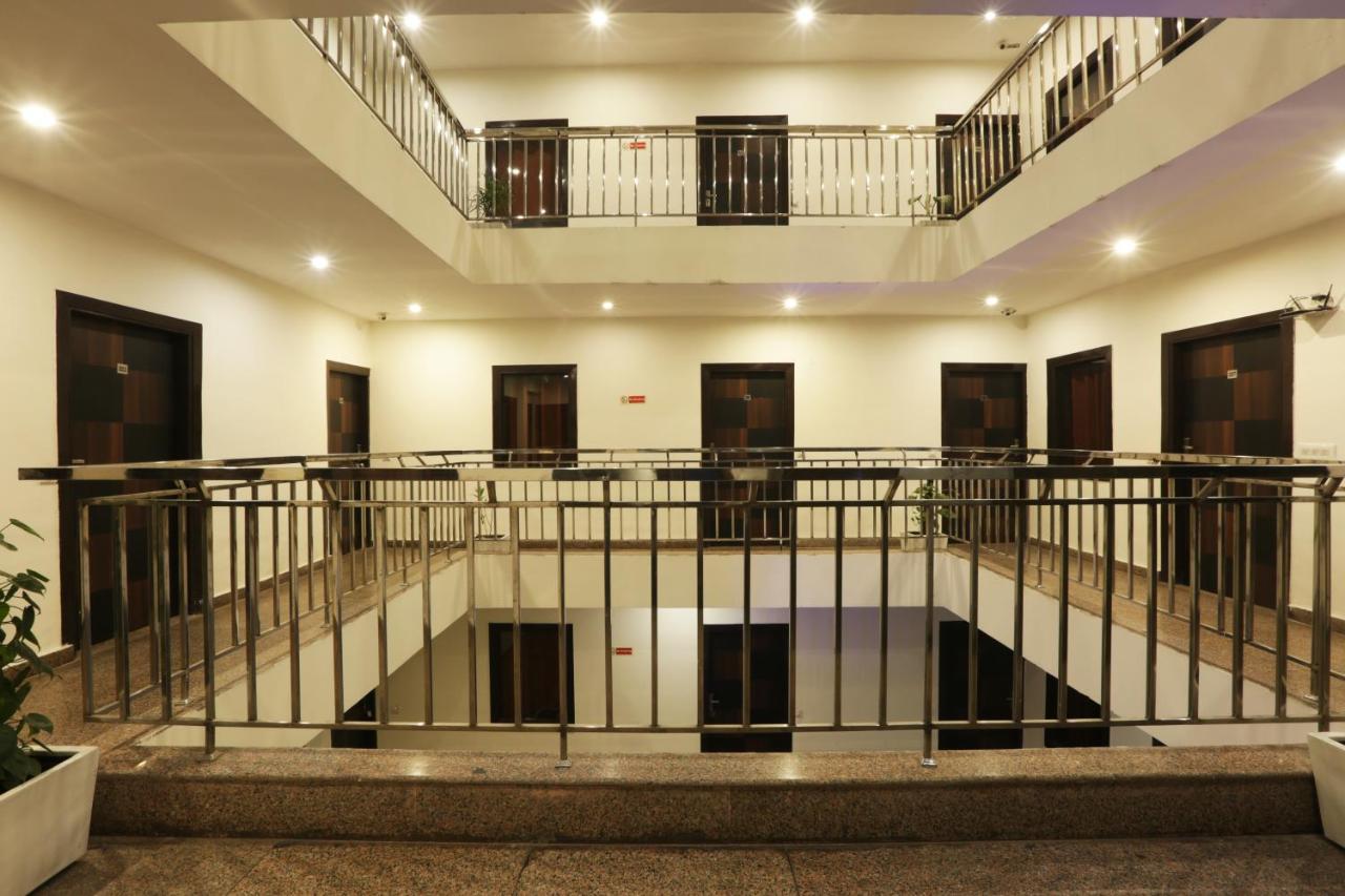 Hotel Airport Star Ню Делхи Екстериор снимка